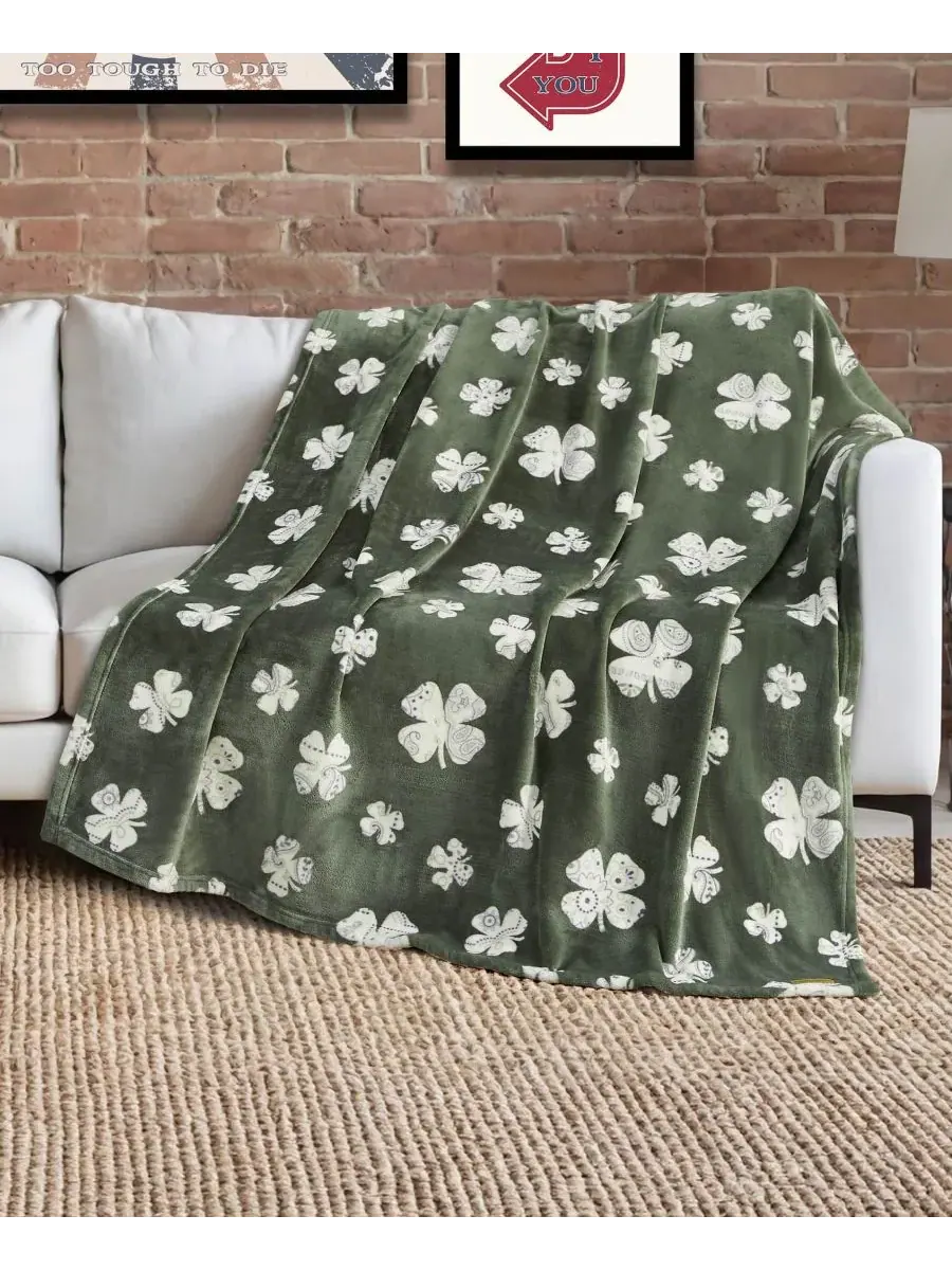 Плюшевый плед Clovers, 127 x 178 см Lucky Brand — изображение 2 из 5, зеленый