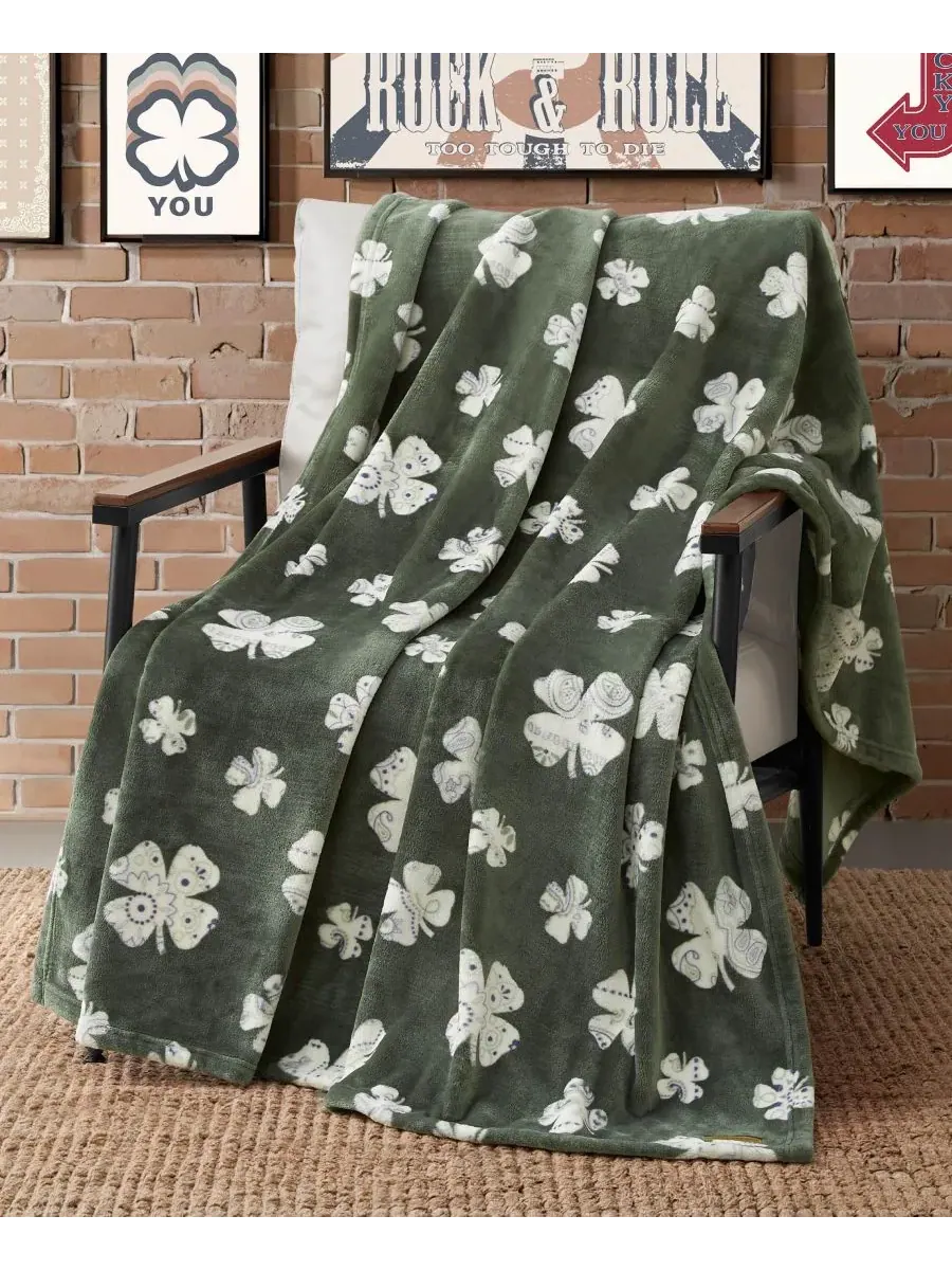 Плюшевый плед Clovers, 127 x 178 см Lucky Brand — изображение 4 из 5, зеленый