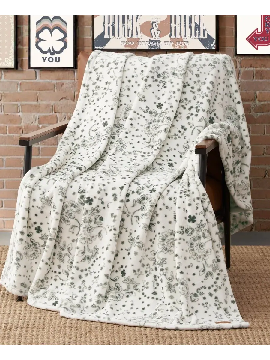 Плюшевый плед Clovers, 127 x 178 см Lucky Brand — изображение 4 из 5, белый