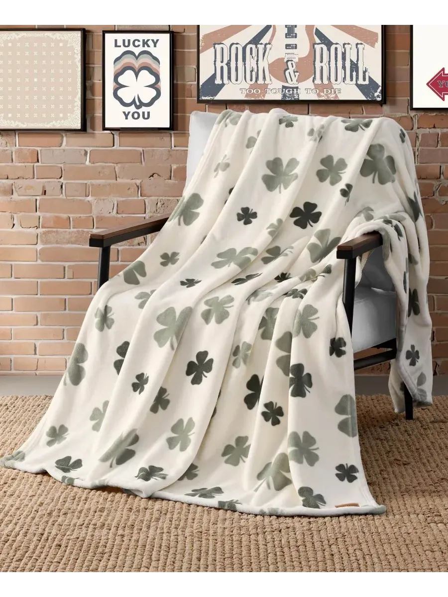Плюшевый плед Clovers, 127 x 178 см Lucky Brand — изображение 4 из 5, слоновая кость
