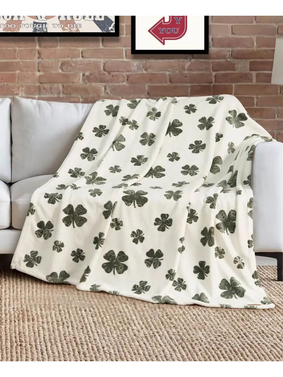 Плюшевый плед Clovers, 127 x 178 см Lucky Brand — изображение 2 из 5, слоновая кость