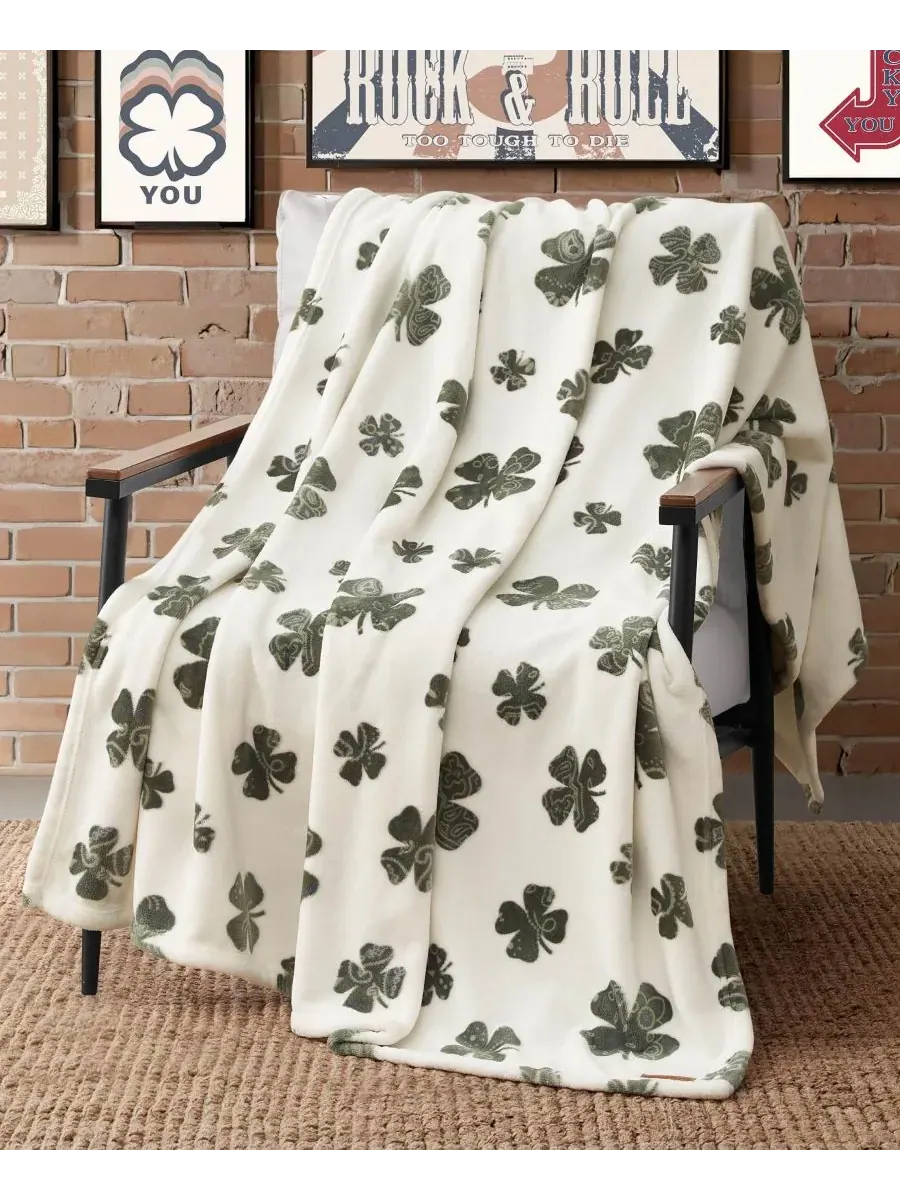 Плюшевый плед Clovers, 127 x 178 см Lucky Brand — изображение 4 из 5, слоновая кость