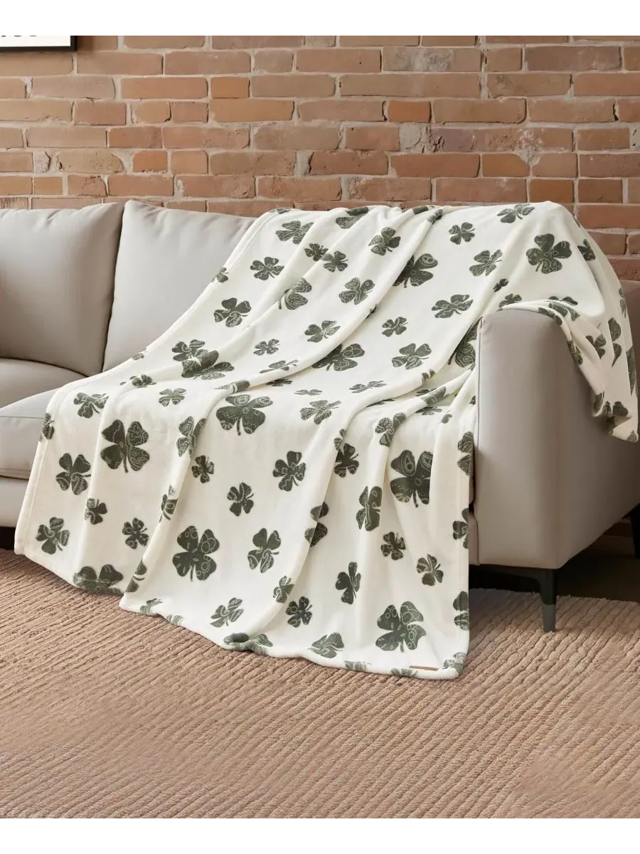 Плюшевый плед Clovers, 127 x 178 см Lucky Brand — изображение 5 из 5, слоновая кость