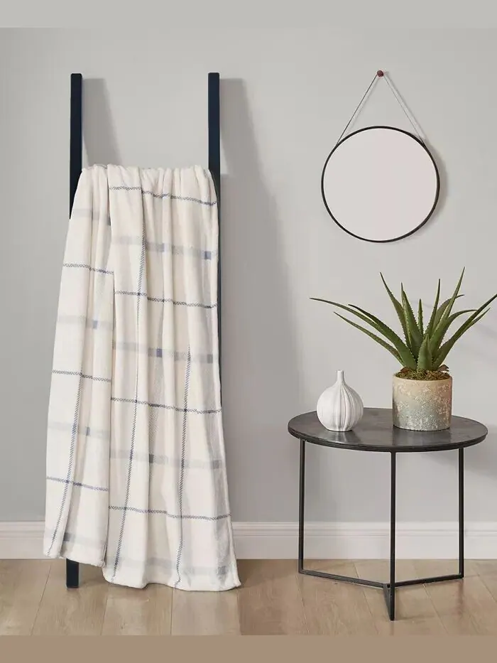 Уютное плюшевое плед Palmdale в клетку, 50 x 70 дюймов Lucky Brand — изображение 4 из 7, светлый синий