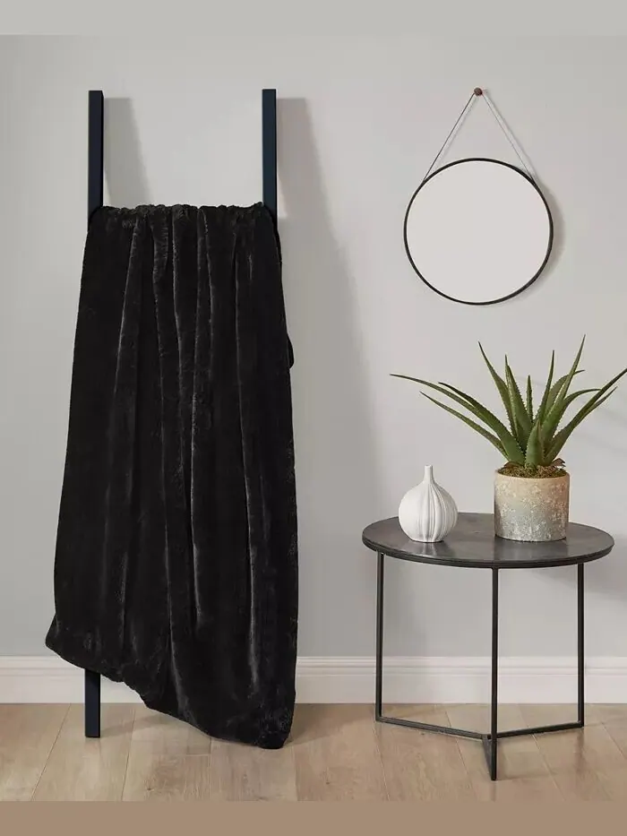Плед из цельного искусственного меха норки, 50 x 70 дюймов Lucky Brand — изображение 6 из 7, черный