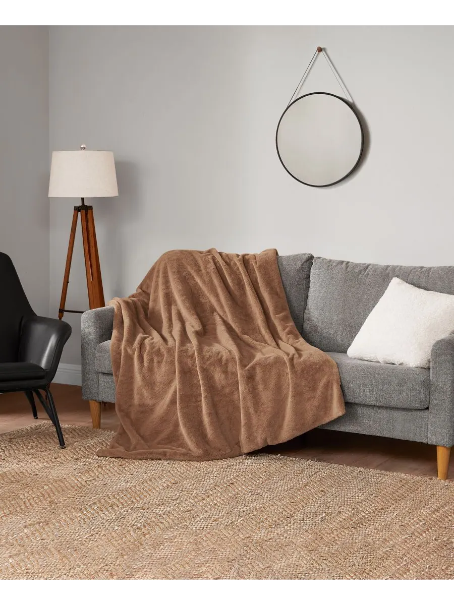 Плед из искусственного меха норки, однотонный, 50 x 70 дюймов Lucky Brand — изображение 2 из 6, коричневый