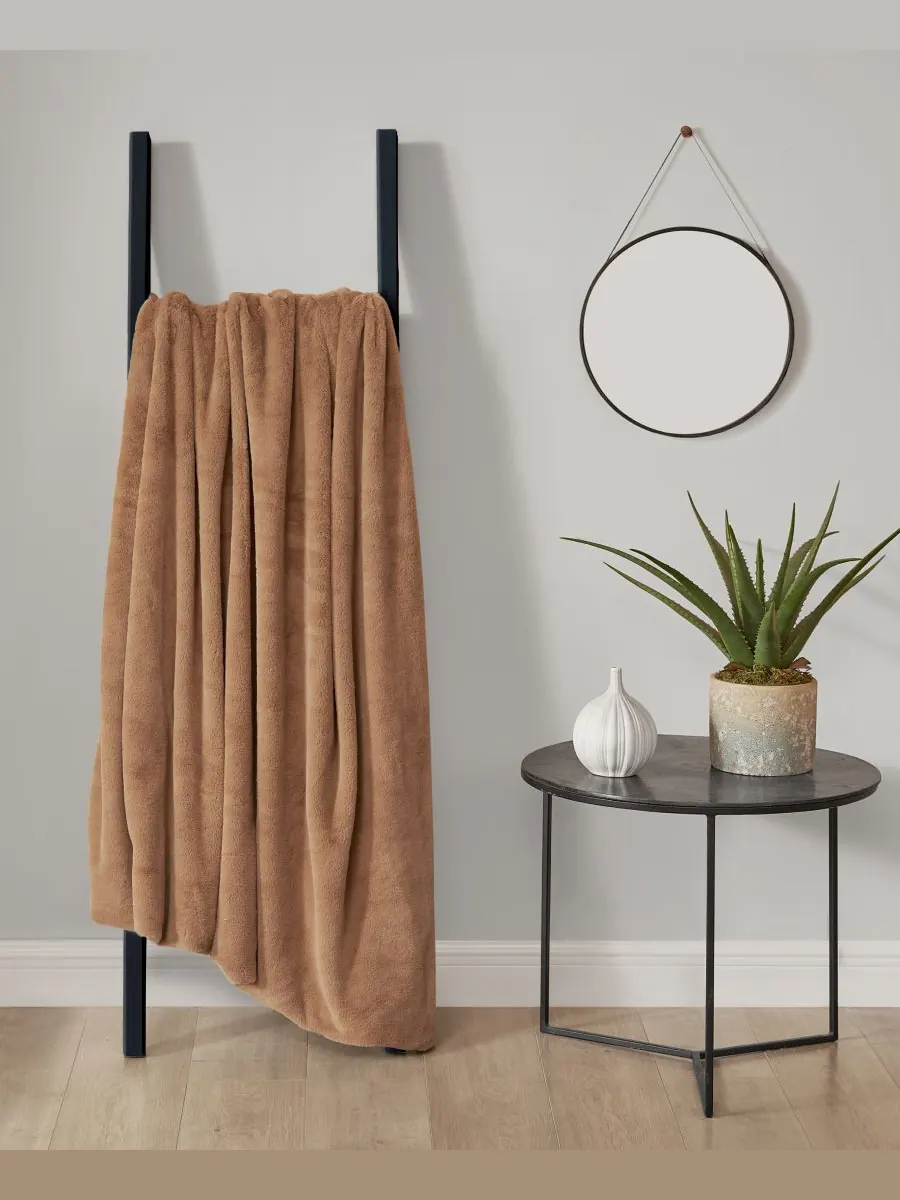 Плед из искусственного меха норки, однотонный, 50 x 70 дюймов Lucky Brand — изображение 6 из 6, коричневый