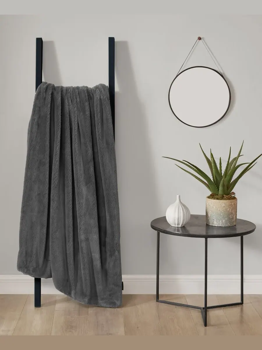 Плед из искусственного меха норки, однотонный, 127 x 178 см Lucky Brand — изображение 6 из 6, темный серый