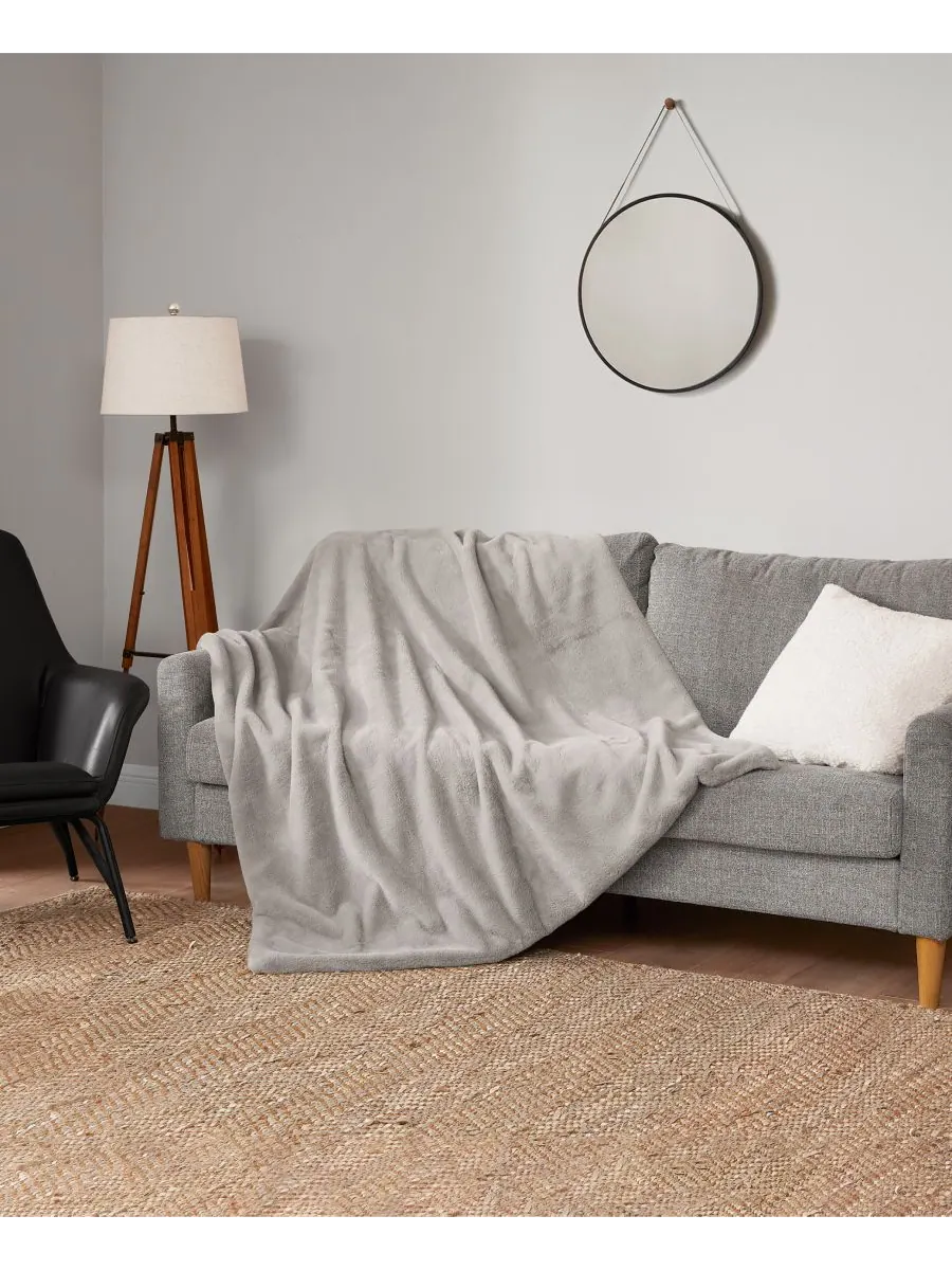 Плед из искусственного меха норки, однотонный, 50 x 70 дюймов Lucky Brand — изображение 2 из 6, серый