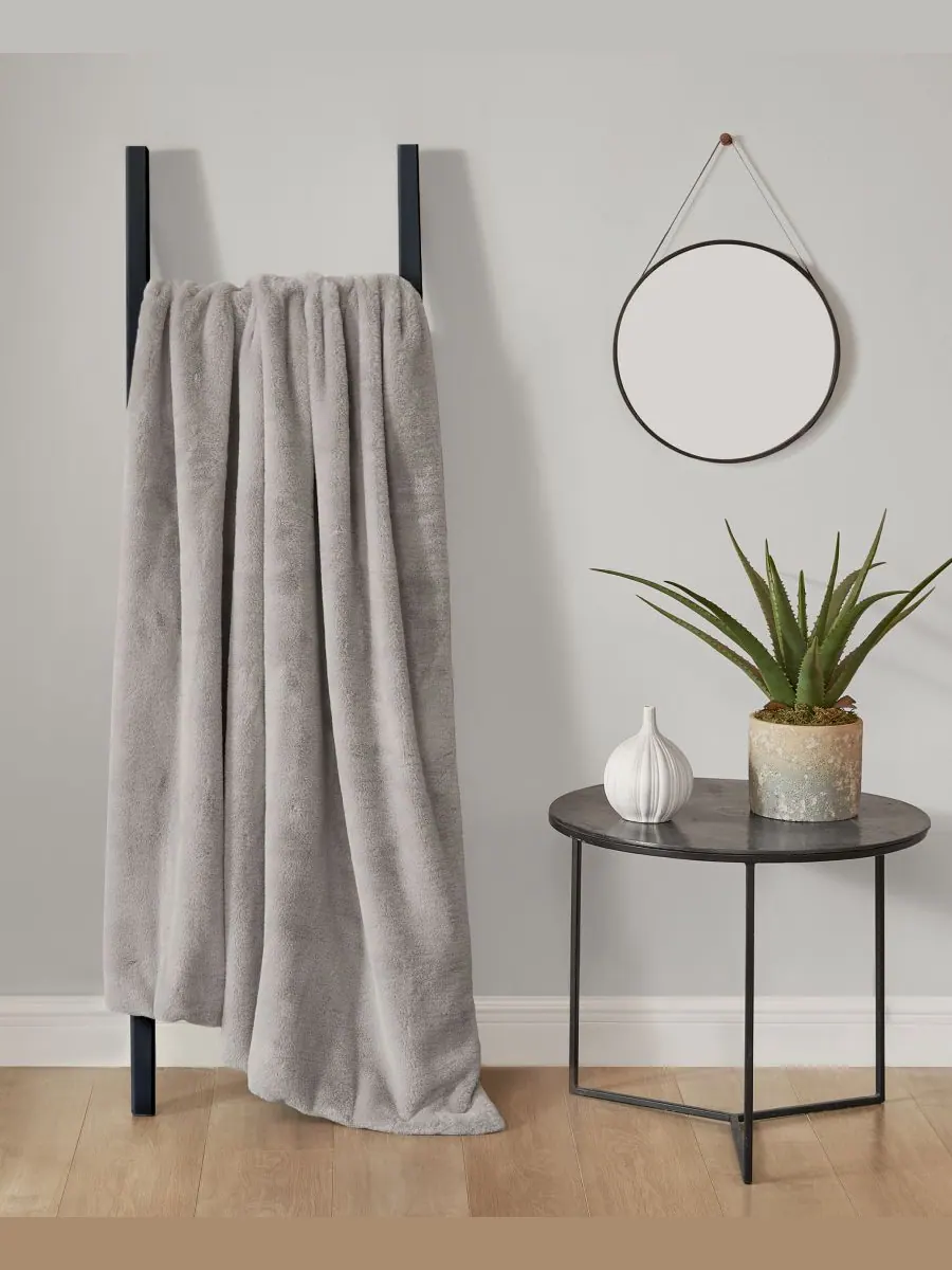 Плед из искусственного меха норки, однотонный, 50 x 70 дюймов Lucky Brand — изображение 6 из 6, серый