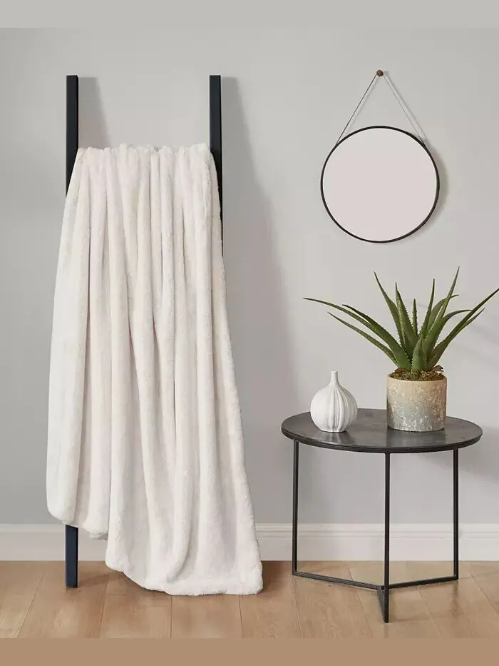 Плед из цельного искусственного меха норки, 50 x 70 дюймов Lucky Brand — изображение 7 из 7, белый