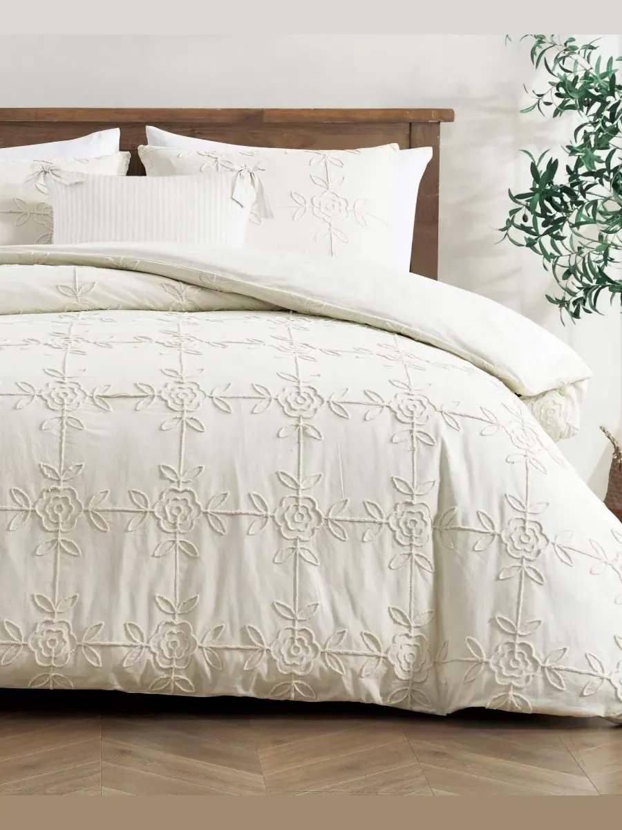 Комплект постельного белья с вышивкой шенилл Trellis Rose Peri Home — белый