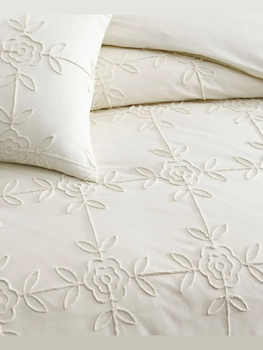 Комплект постельного белья с вышивкой шенилл Trellis Rose Peri Home — изображение 5 из 7, белый