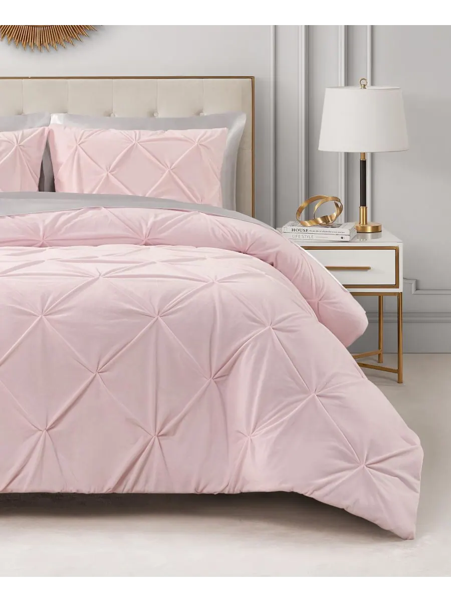 Комплект постельного белья Kiss Pleat Plush из 3 предметов, размер King Juicy Couture — изображение 1 из 5, розовый