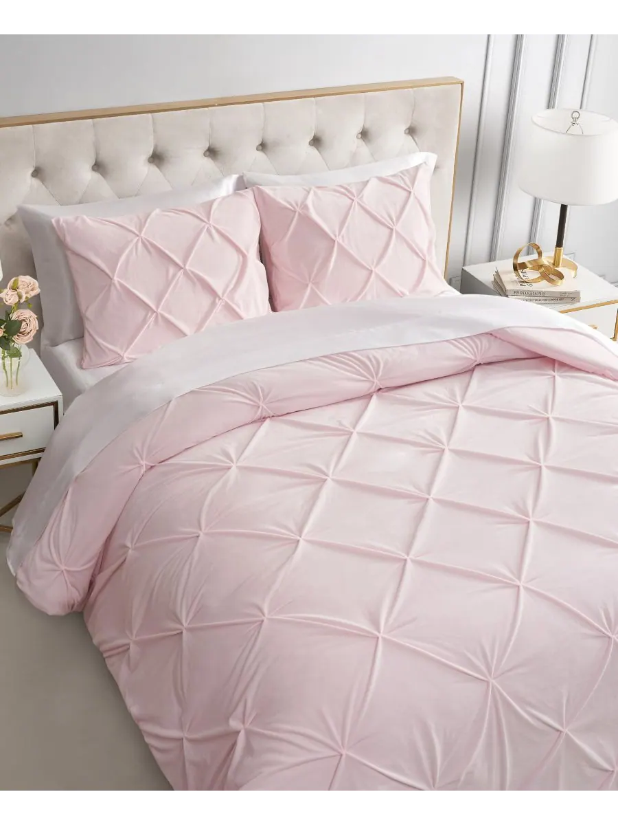 Комплект постельного белья Kiss Pleat Plush из 3 предметов, размер King Juicy Couture — изображение 2 из 5, розовый