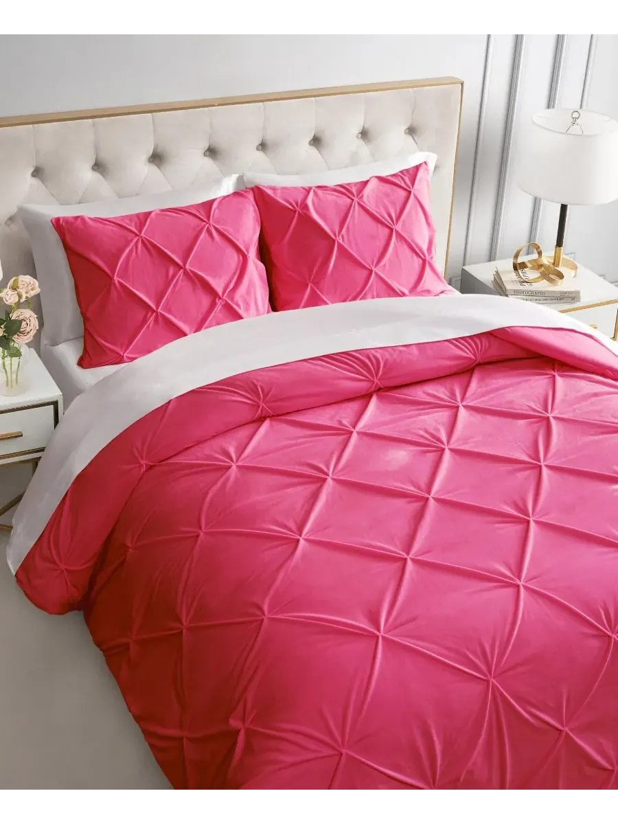 Комплект постельного белья Kiss Pleat Plush из 3 предметов, размер King Juicy Couture — изображение 3 из 6, розовый