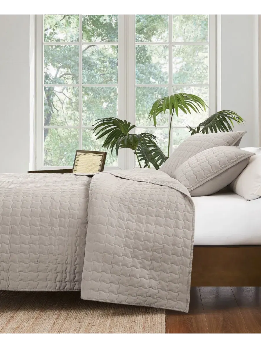 Комплект стеганого покрывала из матового хлопкового велюра Wavy Square Brooklyn Loom — изображение 2 из 6, серый