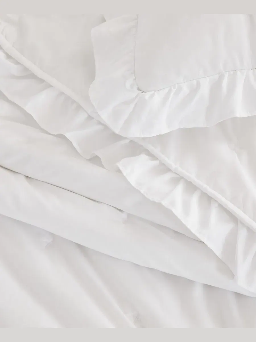 Стеганое покрывало с рюшами Dot Stitch Ruffled Quilt Set With Shams Linery & Co — изображение 2 из 7, белый