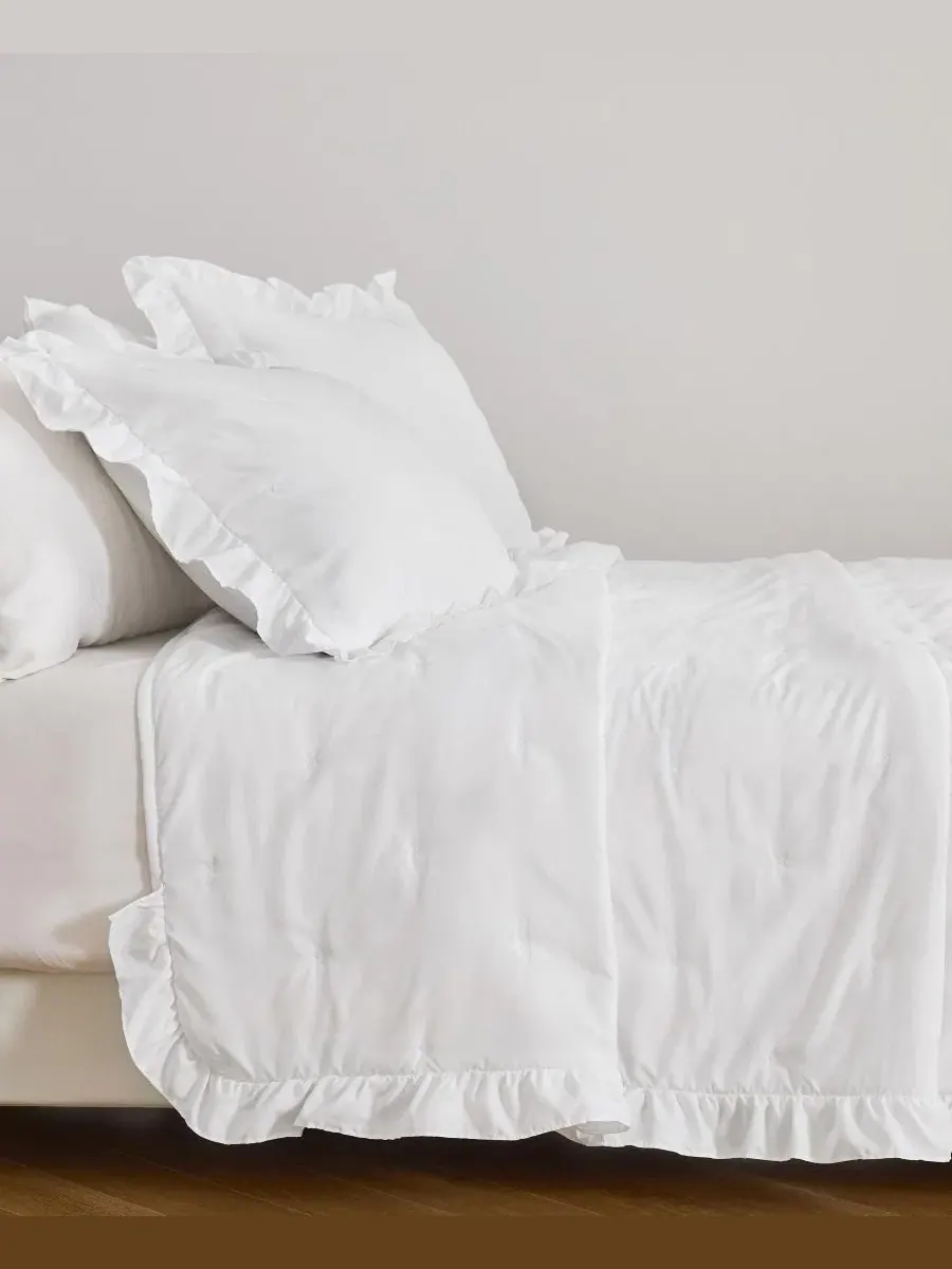 Стеганое покрывало с рюшами Dot Stitch Ruffled Quilt Set With Shams Linery & Co — изображение 4 из 7, белый