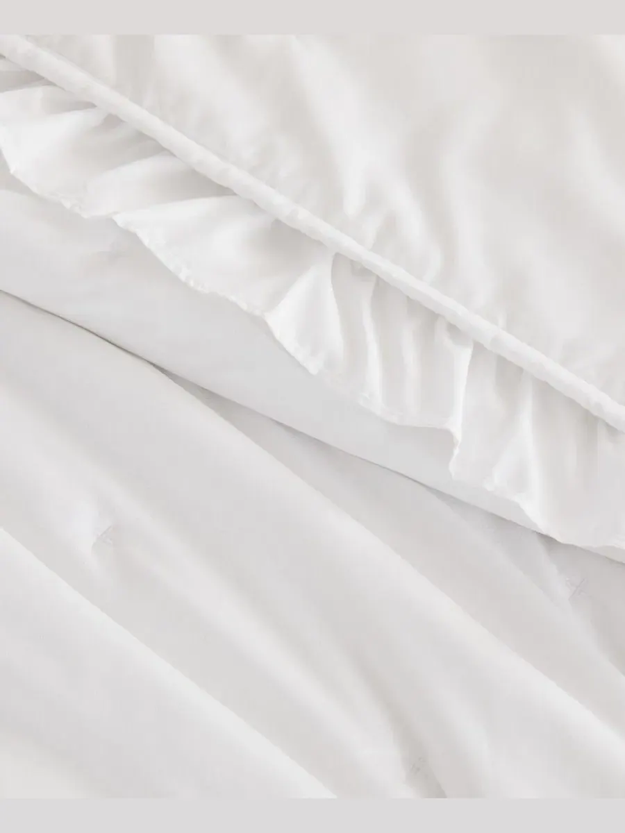 Стеганое покрывало с рюшами Dot Stitch Ruffled Quilt Set With Shams Linery & Co — изображение 6 из 7, белый