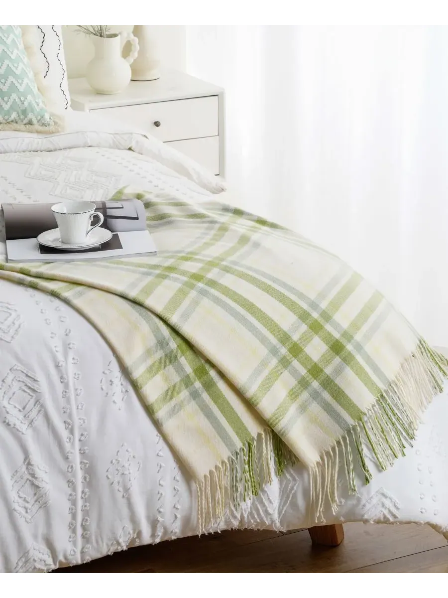 Плед из окрашенной пряжи в клетку с бахромой, 152 x 127 см Happycare Textiles — изображение 4 из 6, зеленый