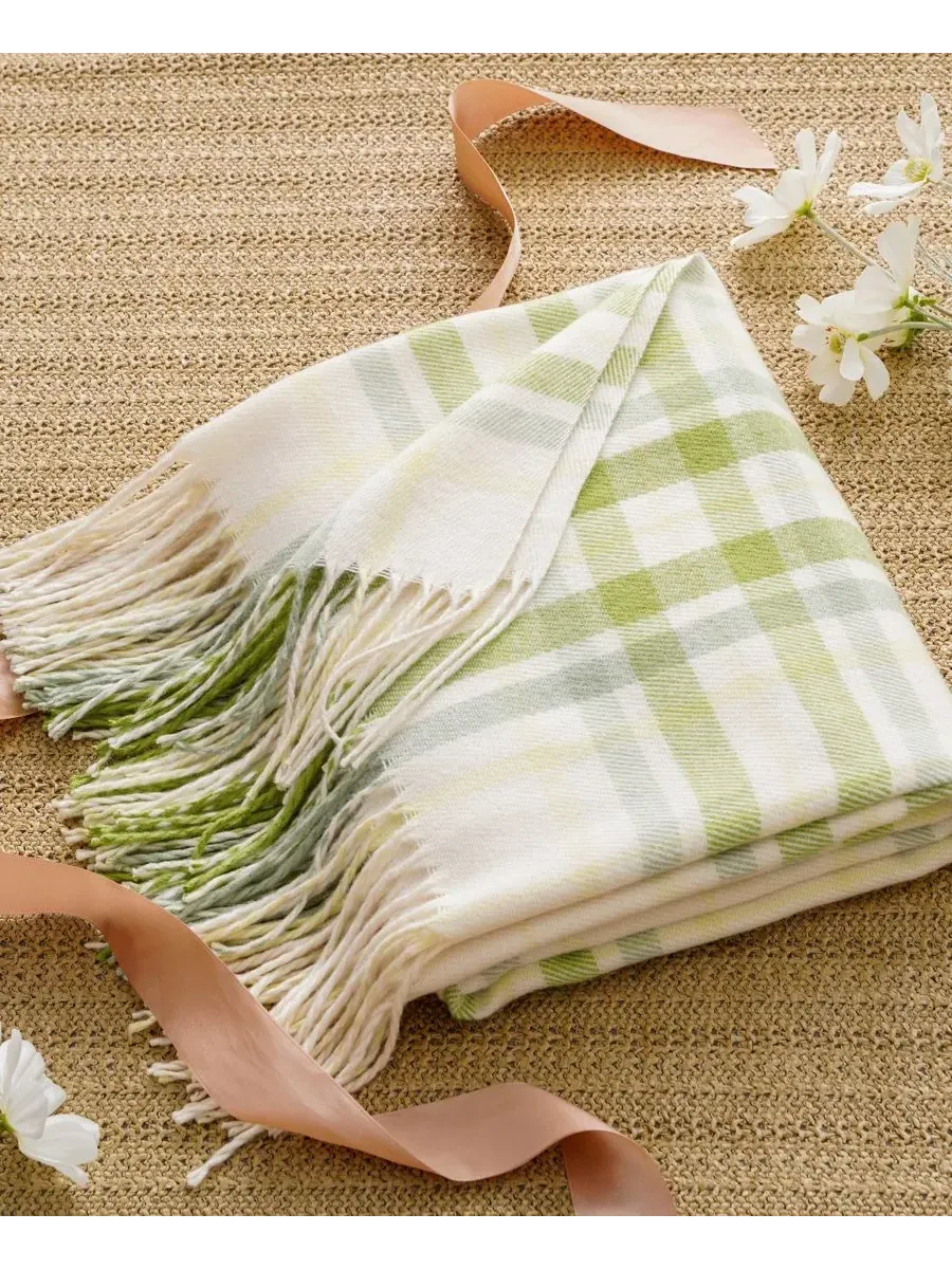 Плед из окрашенной пряжи в клетку с бахромой, 152 x 127 см Happycare Textiles — изображение 5 из 6, зеленый