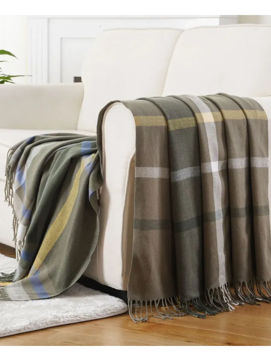 Плед из окрашенной пряжи в клетку с бахромой, 152 x 127 см Happycare Textiles — изображение 2 из 5, оливковый