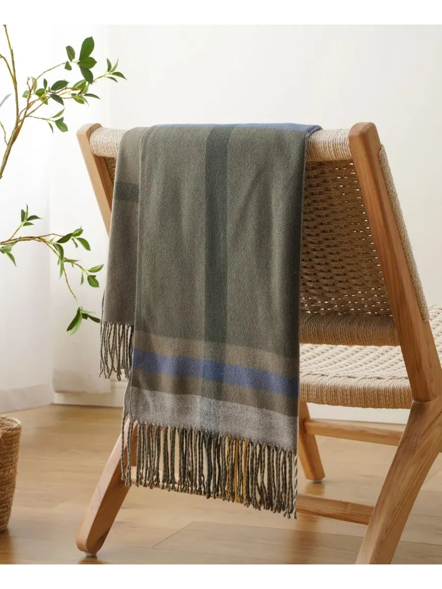 Плед из окрашенной пряжи в клетку с бахромой, 152 x 127 см Happycare Textiles — изображение 3 из 5, оливковый