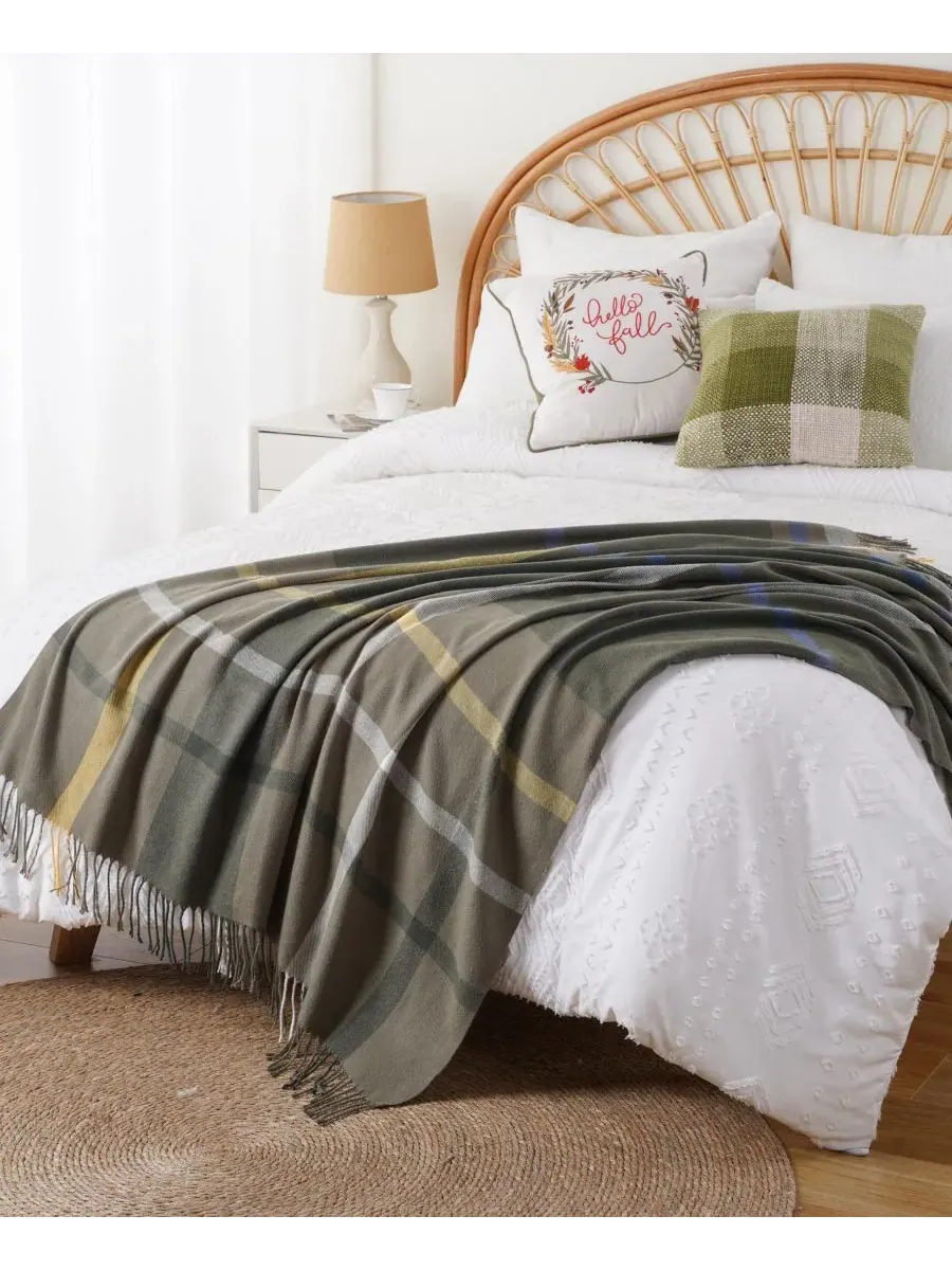 Плед из окрашенной пряжи в клетку с бахромой, 152 x 127 см Happycare Textiles — изображение 4 из 5, оливковый