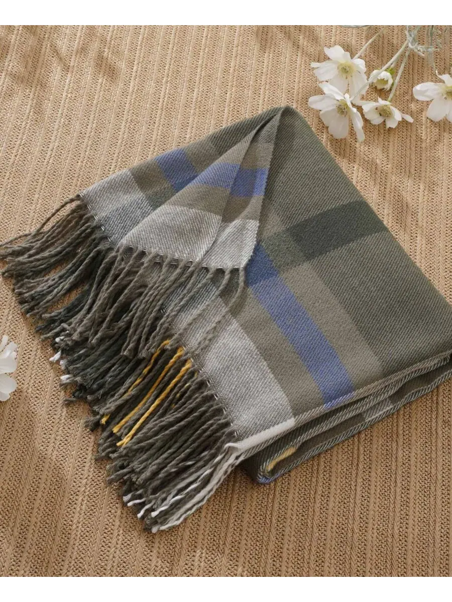 Плед из окрашенной пряжи в клетку с бахромой, 152 x 127 см Happycare Textiles — изображение 5 из 5, оливковый