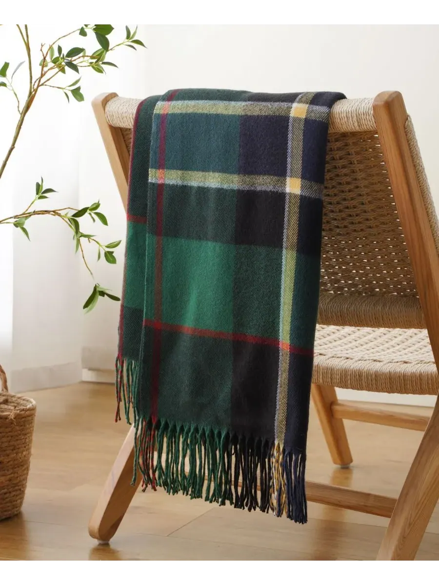 Плед из окрашенной пряжи в клетку с бахромой, 152 x 127 см Happycare Textiles — изображение 3 из 5, зеленый