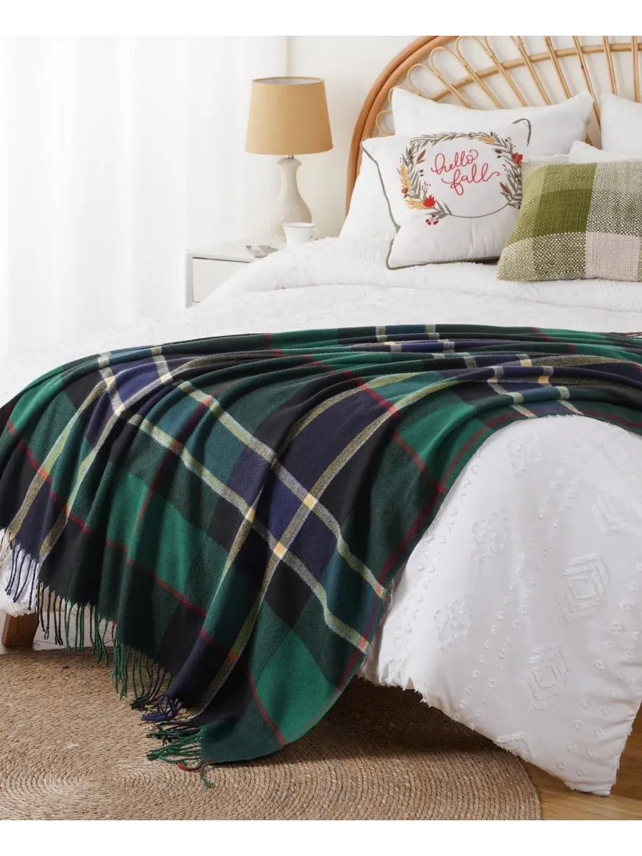 Плед из окрашенной пряжи в клетку с бахромой, 152 x 127 см Happycare Textiles — изображение 4 из 5, зеленый