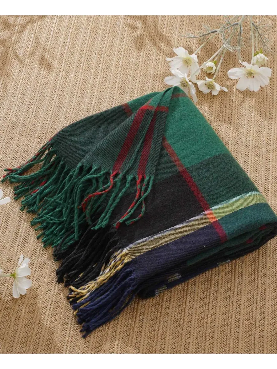 Плед из окрашенной пряжи в клетку с бахромой, 152 x 127 см Happycare Textiles — изображение 5 из 5, зеленый