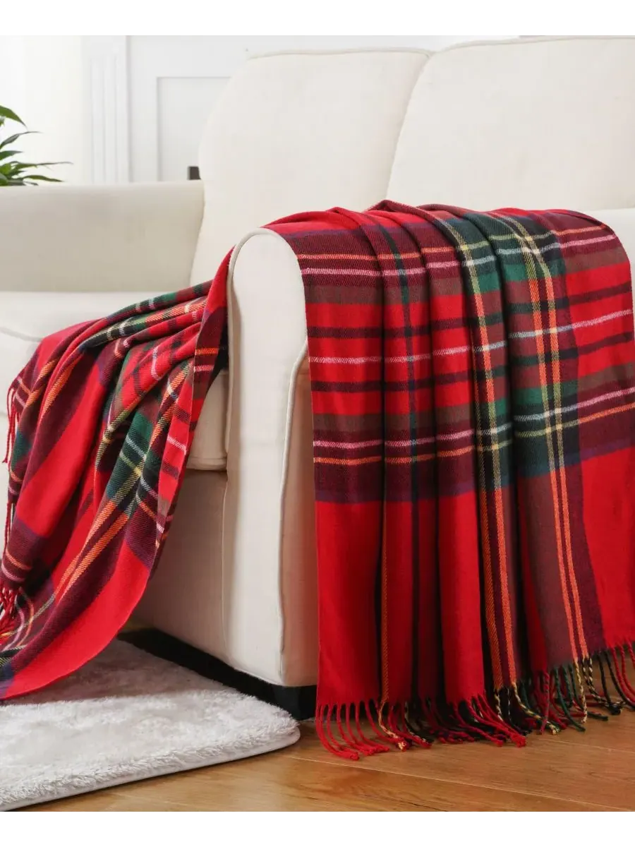 Плед из окрашенной пряжи в клетку с бахромой, 152 x 127 см Happycare Textiles — изображение 2 из 5, красный