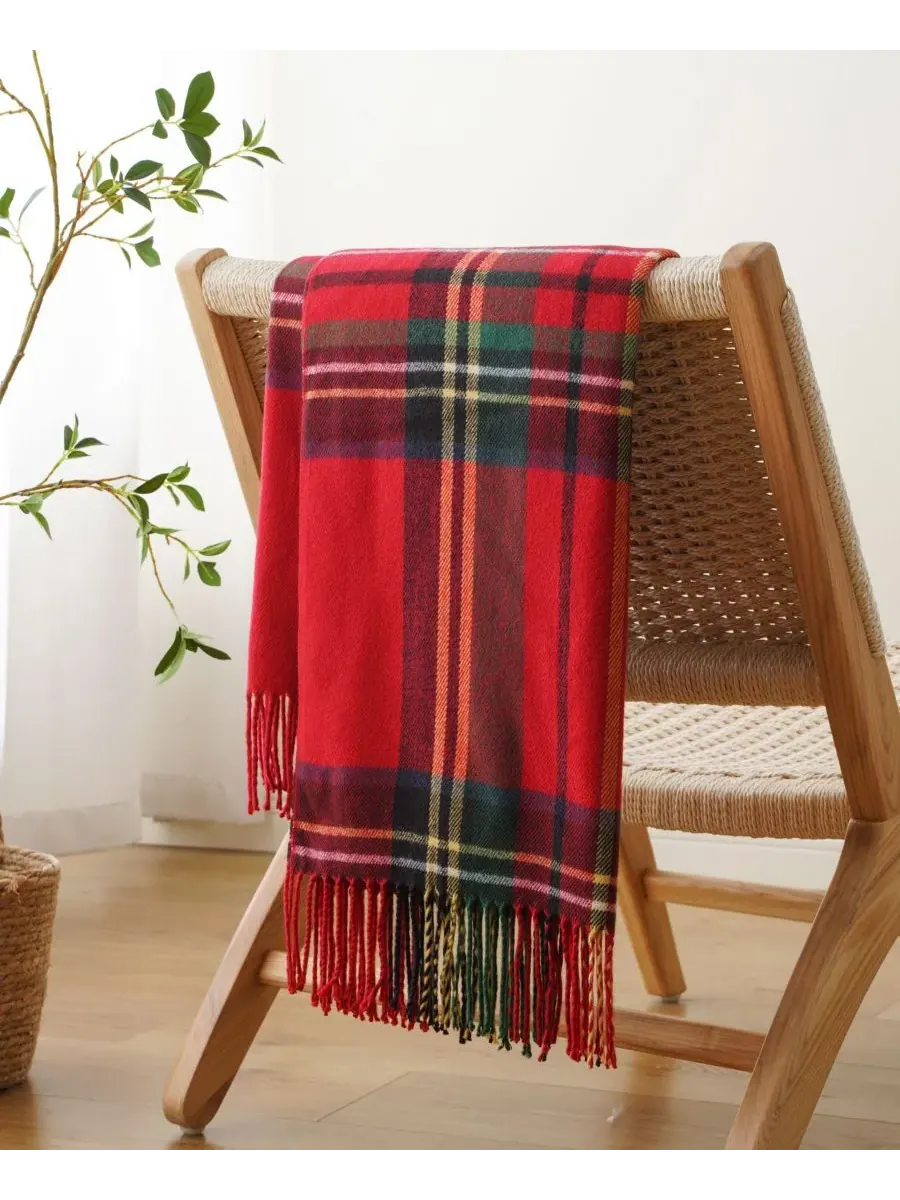 Плед из окрашенной пряжи в клетку с бахромой, 152 x 127 см Happycare Textiles — изображение 3 из 5, красный