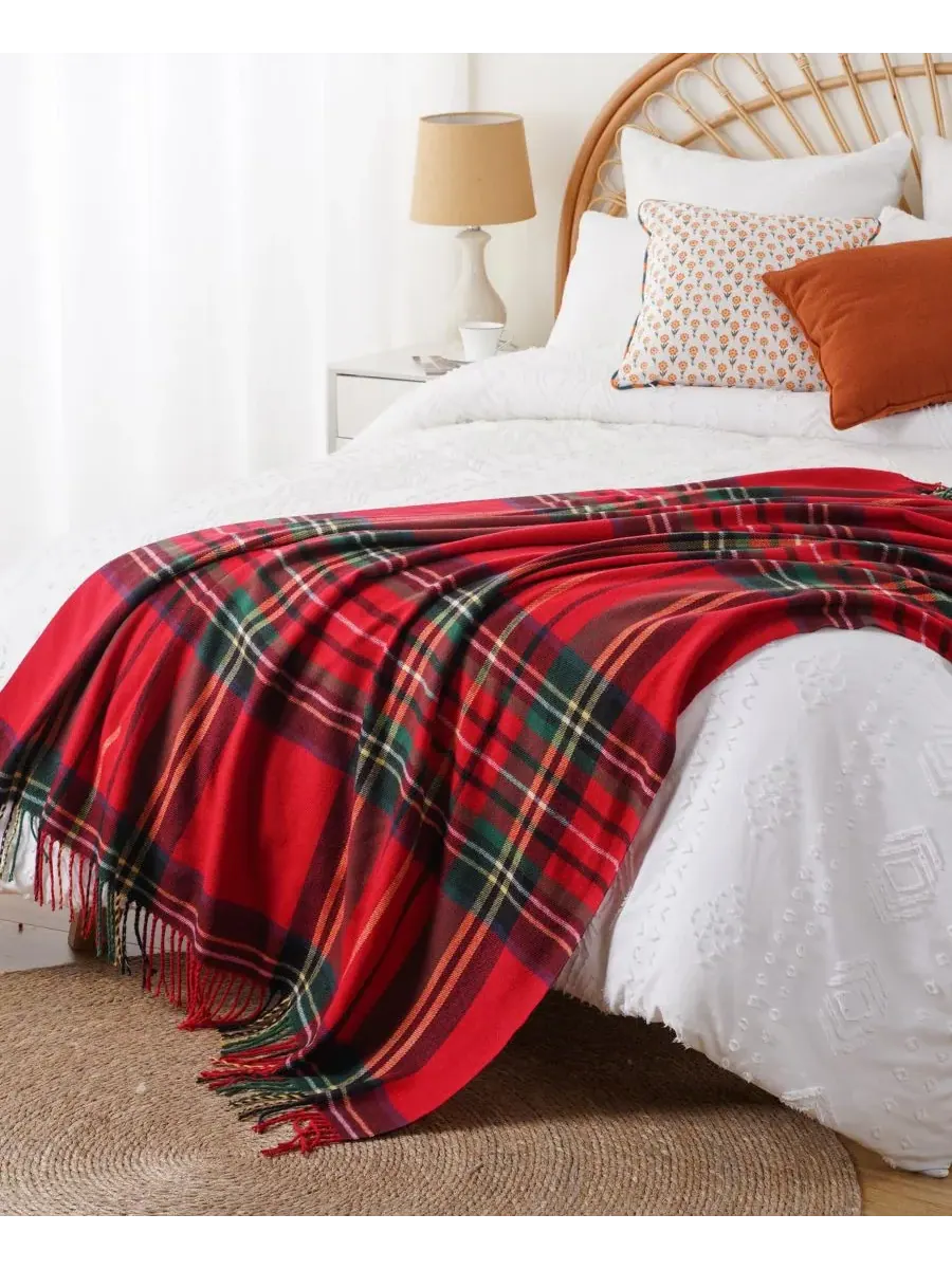 Плед из окрашенной пряжи в клетку с бахромой, 152 x 127 см Happycare Textiles — изображение 4 из 5, красный