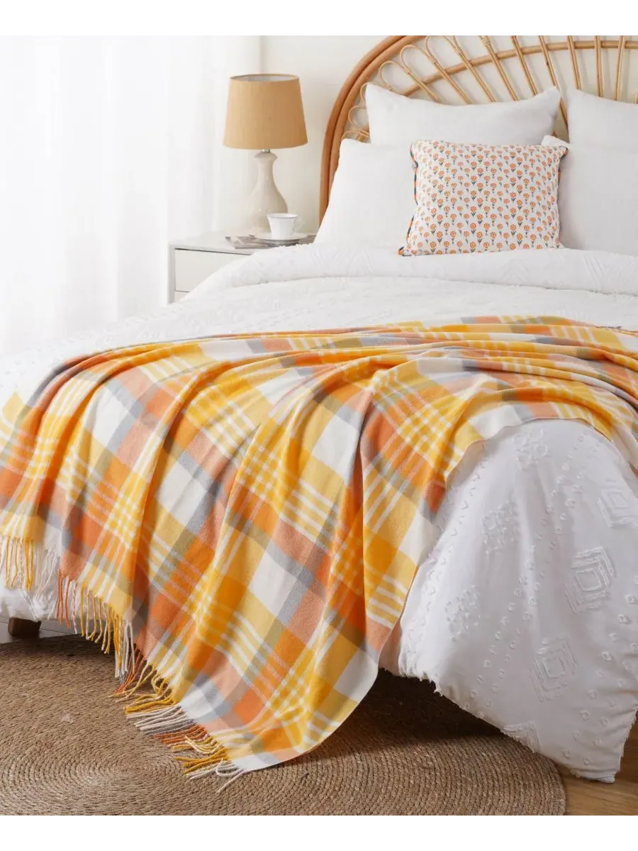 Плед из окрашенной пряжи в клетку с бахромой, 152 x 127 см Happycare Textiles — изображение 4 из 5, желтый