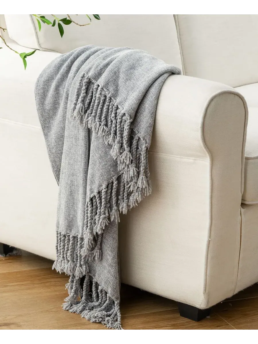 Плед из синели с бахромой, 127 x 152 см Battilo — изображение 4 из 5, светлый серый