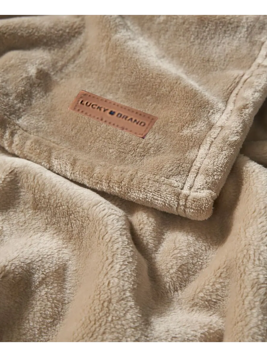 Мягкий плед из плотной плюшевой ткани, 50 x 70 дюймов Lucky Brand — изображение 3 из 7, бежевый