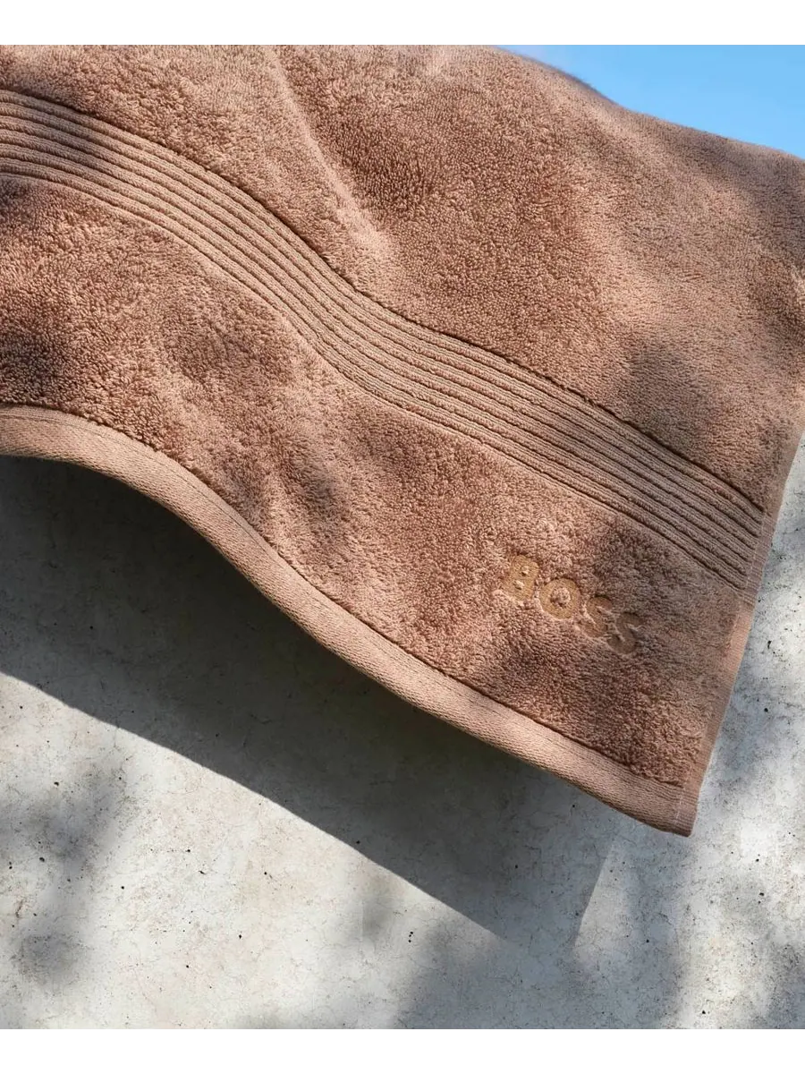 Банное полотенце Loft Aegean из чесаного хлопка, 28 x 55 дюймов Boss Home — изображение 2 из 2, верблюжий