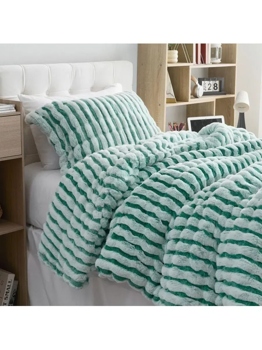 Одеяло-комфортер с эффектом замерзшей воды, 500 GSM, с faux fur Coma Inducer — изображение 2 из 4, зеленый