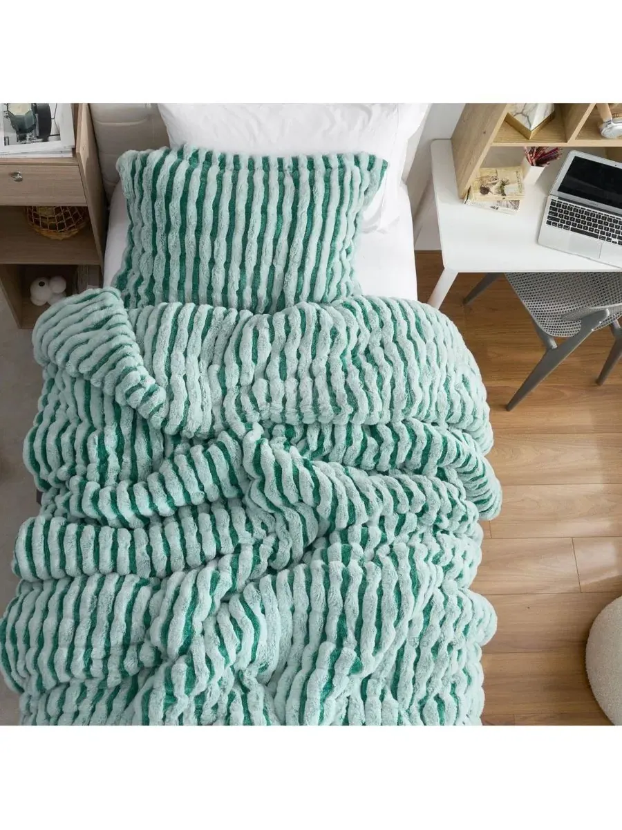 Одеяло-комфортер с эффектом замерзшей воды, 500 GSM, с faux fur Coma Inducer — изображение 3 из 4, зеленый
