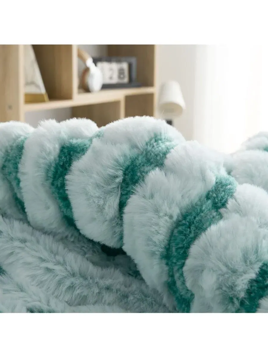 Одеяло-комфортер с эффектом замерзшей воды, 500 GSM, с faux fur Coma Inducer — изображение 4 из 4, зеленый