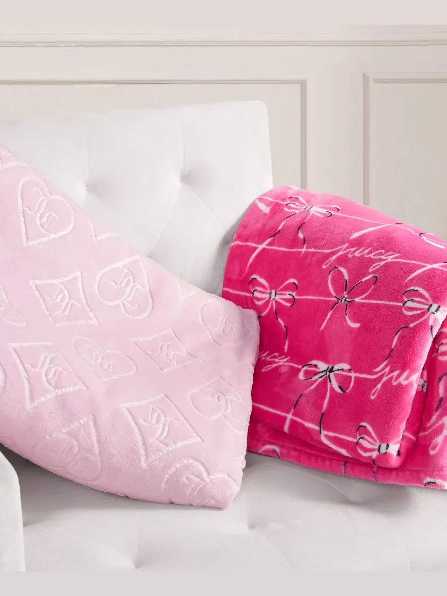 Комплект плюшевых пледов с моделью Plush Glam Juicy Couture — изображение 2 из 4, розовый розовый