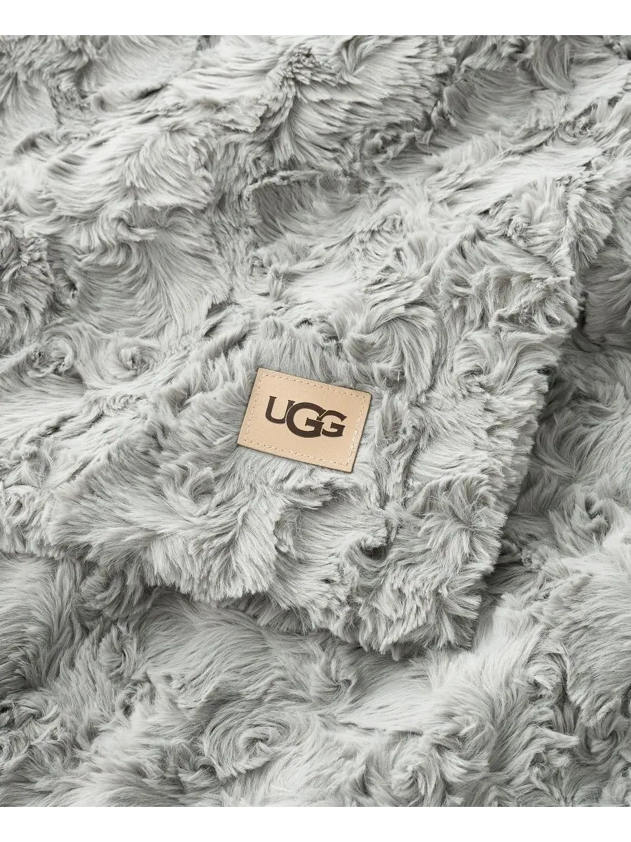 Плед из искусственного меха Adalee, 127 x 178 см Ugg — изображение 2 из 4, серый