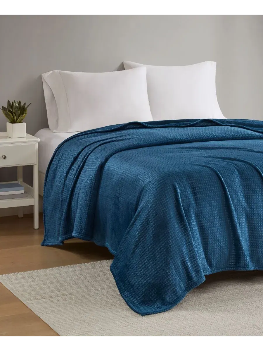 Плед махровый вафельный Cozy Waffle Plush Blanket Premier Comfort — изображение 2 из 4, темно-синий