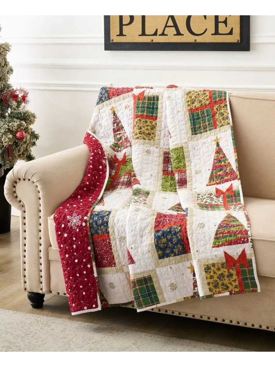 Плед двусторонний с новогодним принтом Deck the Halls Greenland Home Fashions