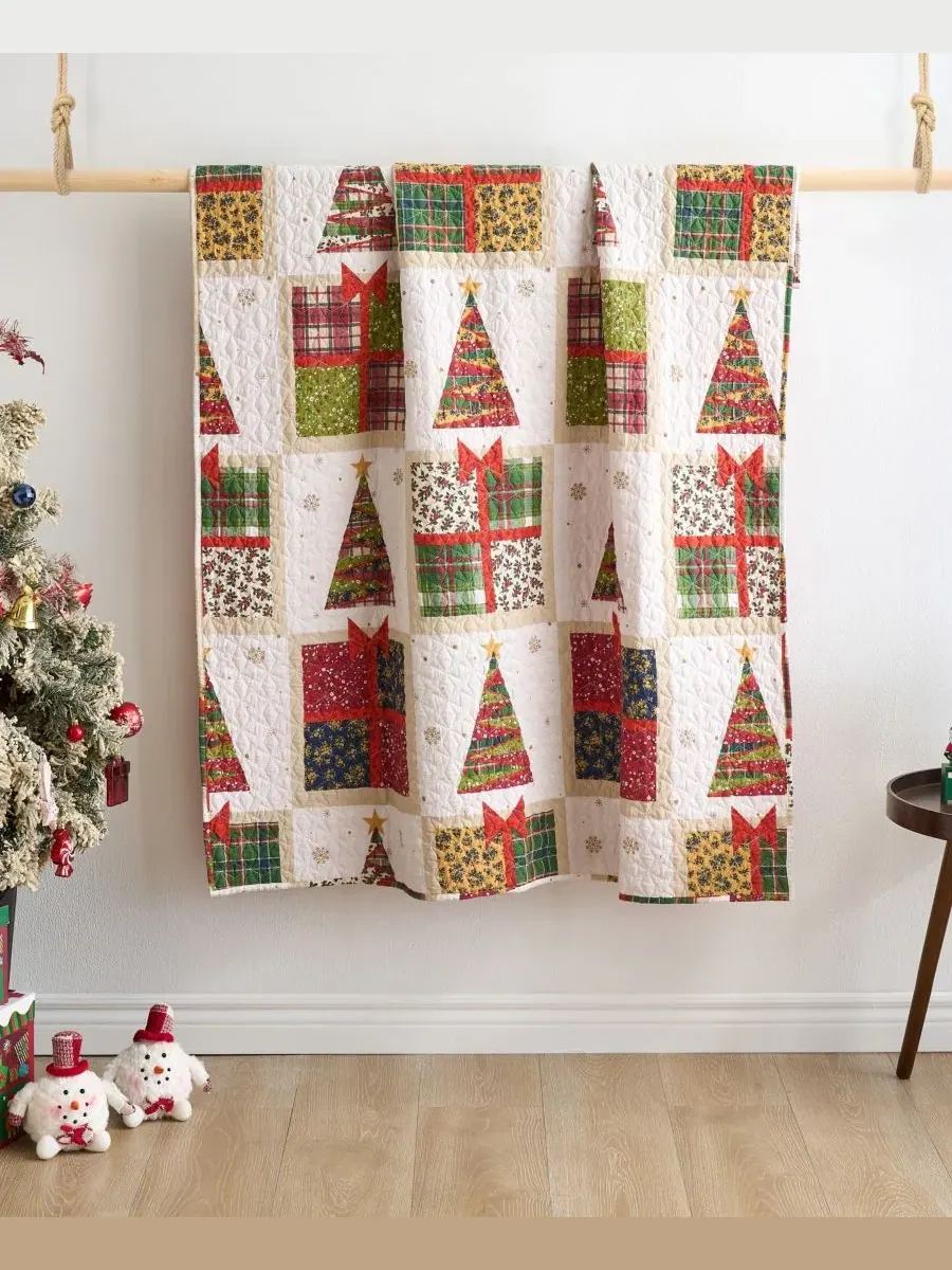 Плед двусторонний с новогодним принтом Deck the Halls Greenland Home Fashions — изображение 2 из 5, красный