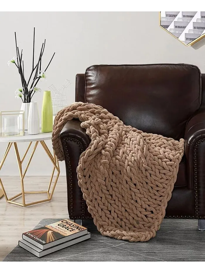 Вязаный плед из синели, 40 дюймов Д x 50 дюймов Ш American Heritage Textiles — изображение 2 из 3, коричневый