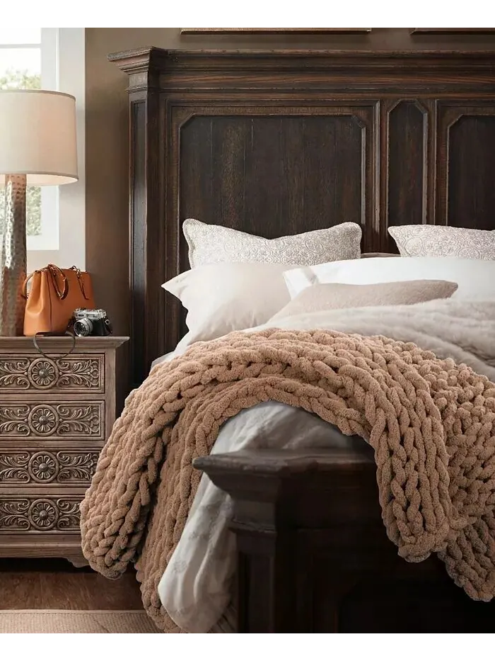 Вязаный плед из синели, 40 дюймов Д x 50 дюймов Ш American Heritage Textiles — изображение 3 из 3, коричневый